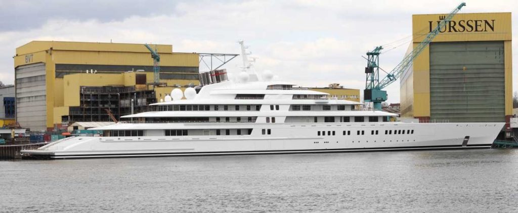 Le yacht Azzam en navigation