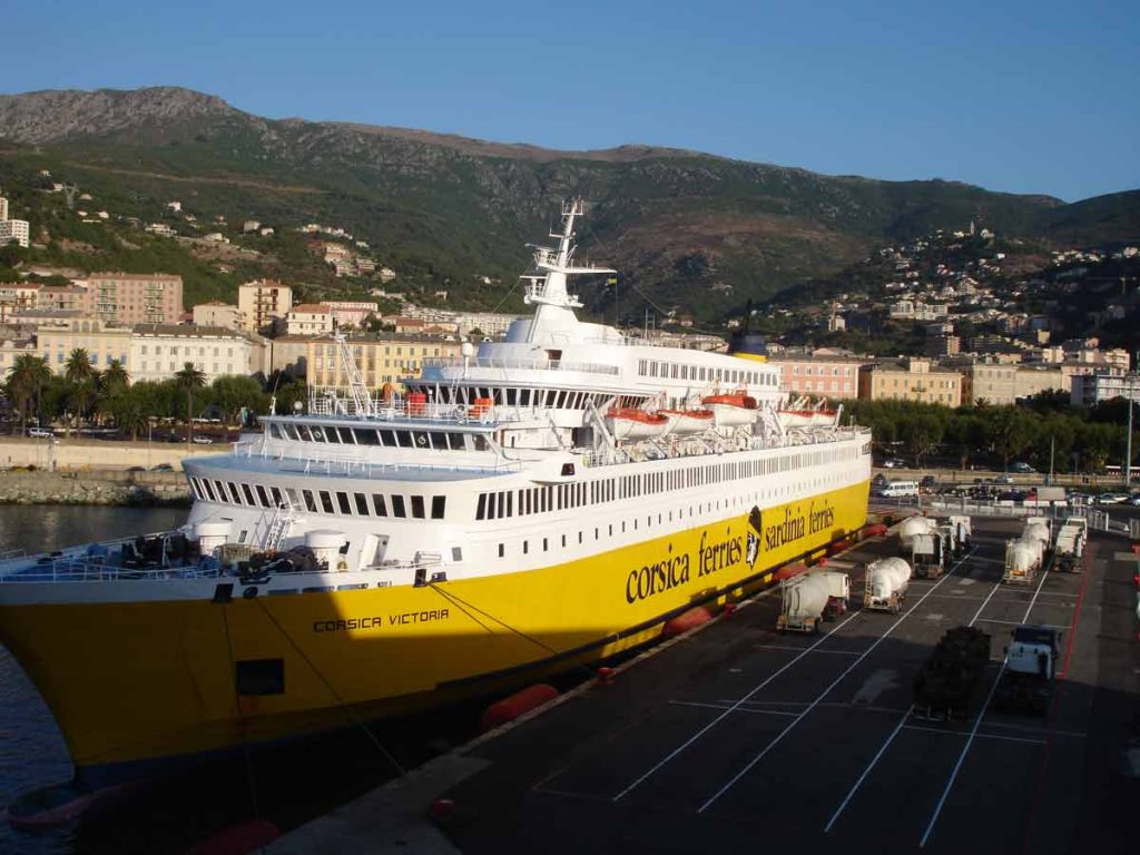 Ferry naviguant vers la Corse