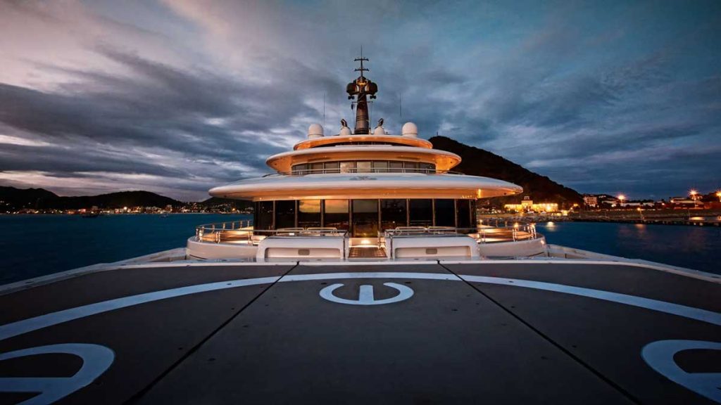 Héliport sur le pont du yacht Eclipse