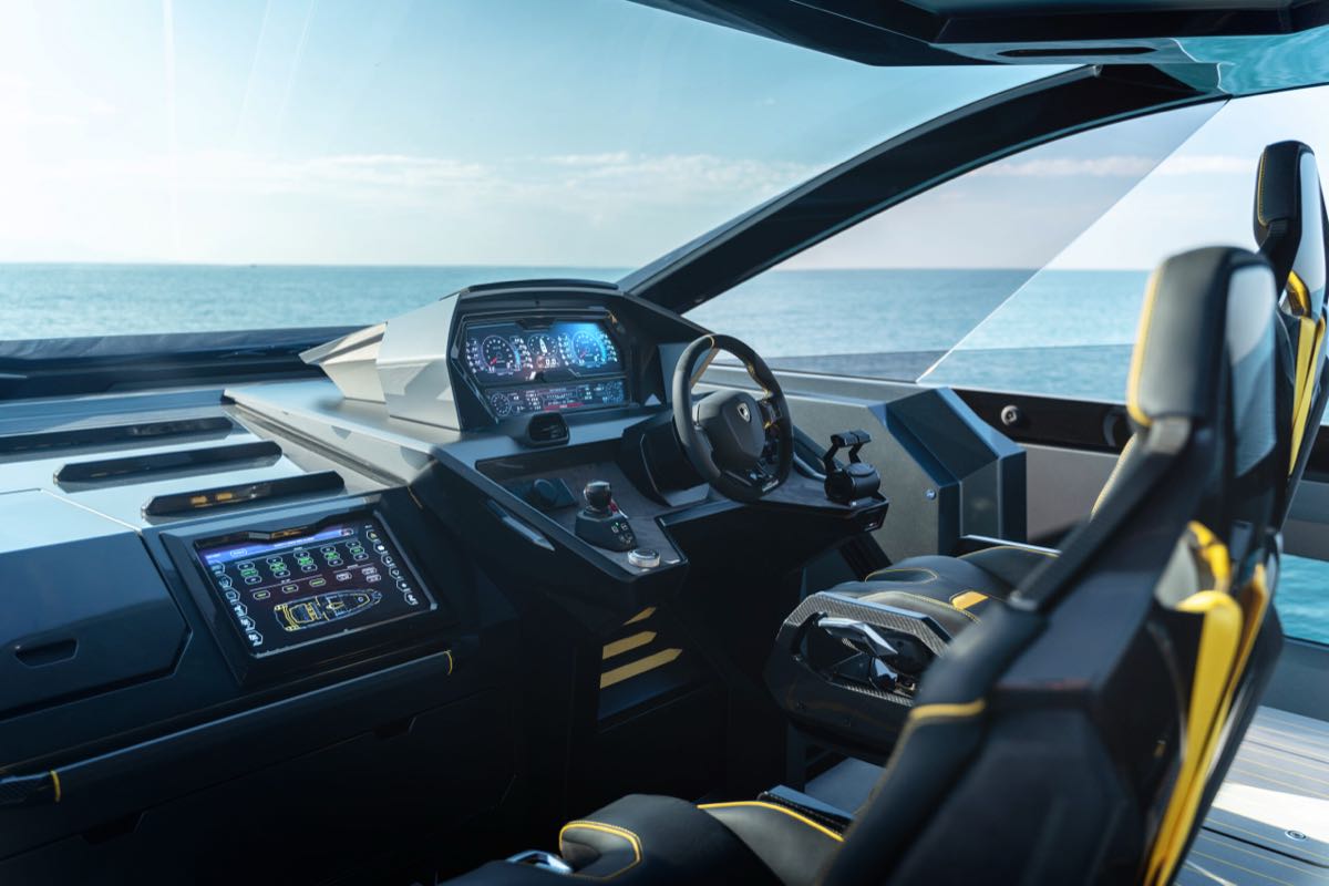 Cockpit du Tecnomar for Lamborghini 63 avec volant carbone et eclairage hexagonal