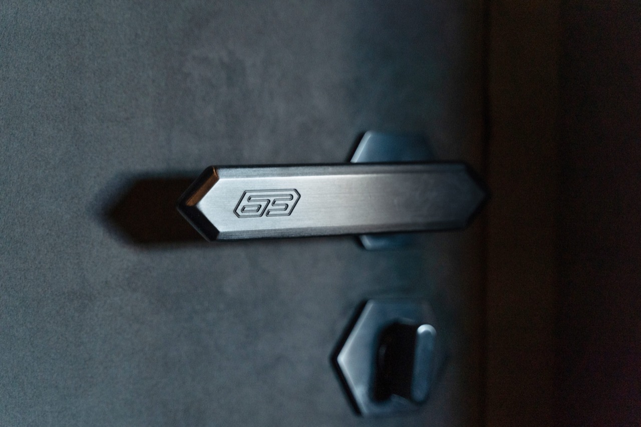 Vue de profil du yacht Tecnomar for Lamborghini 63 montrant les lignes hexagonales et la coque carbone