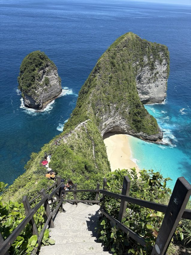 Falaise de Kelingking Beach à Nusa Penida vue depuis le belvédère