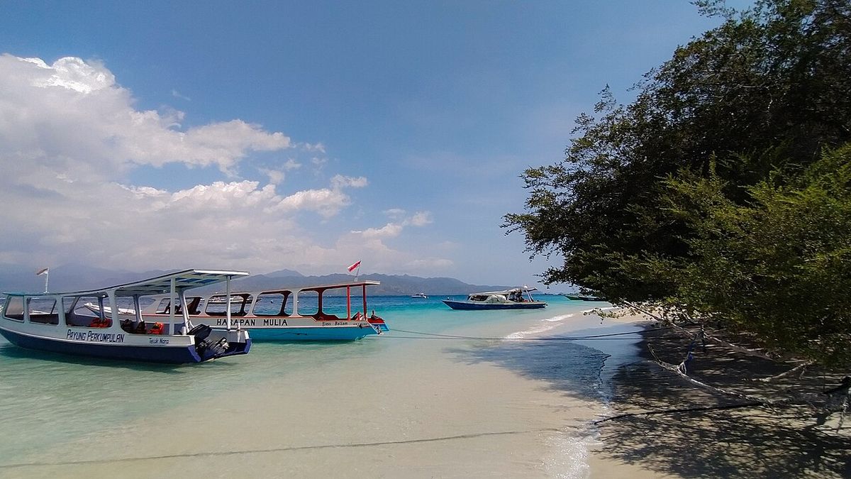 File:Boats at Eastern Gili Trawangan Beach.jpg - Wikimedia Commons