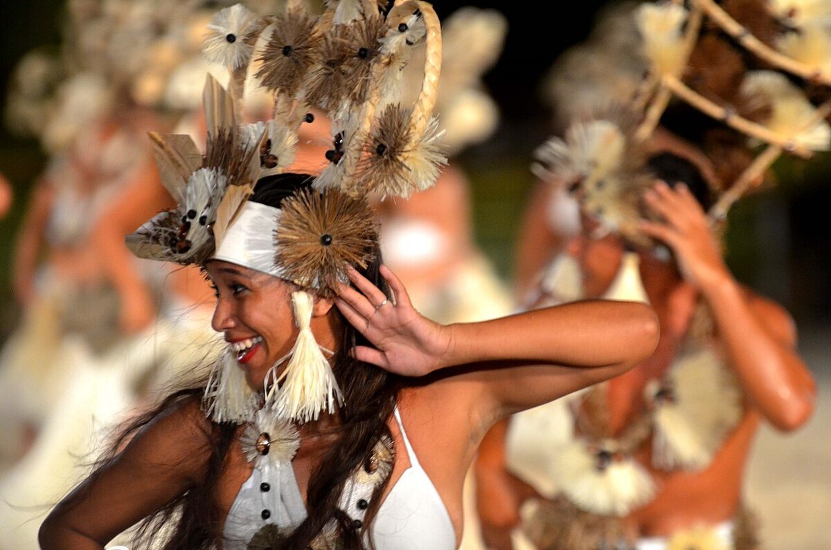 Danseurs polynésiens en costumes traditionnels lors du Heiva i Bora, danse ori tahiti