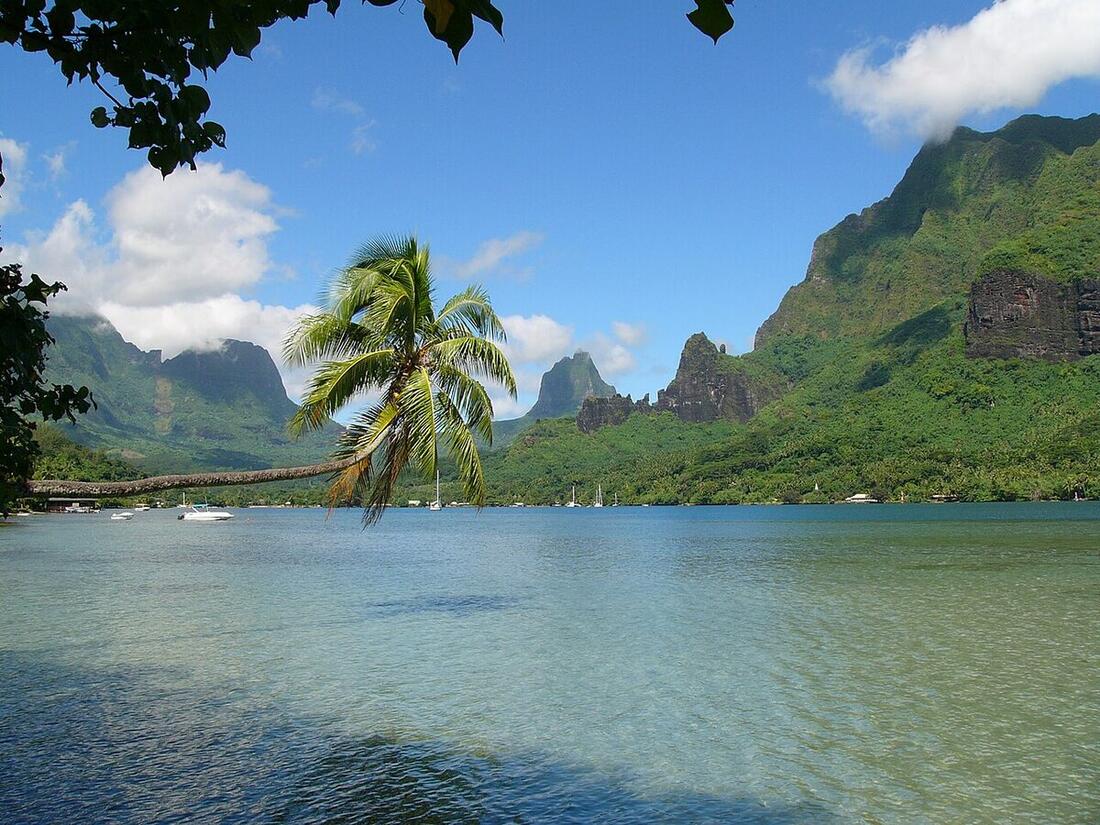 Baie de Cook à Moorea, lagon bleu et pics volcaniques vert sombre en arrière-plan