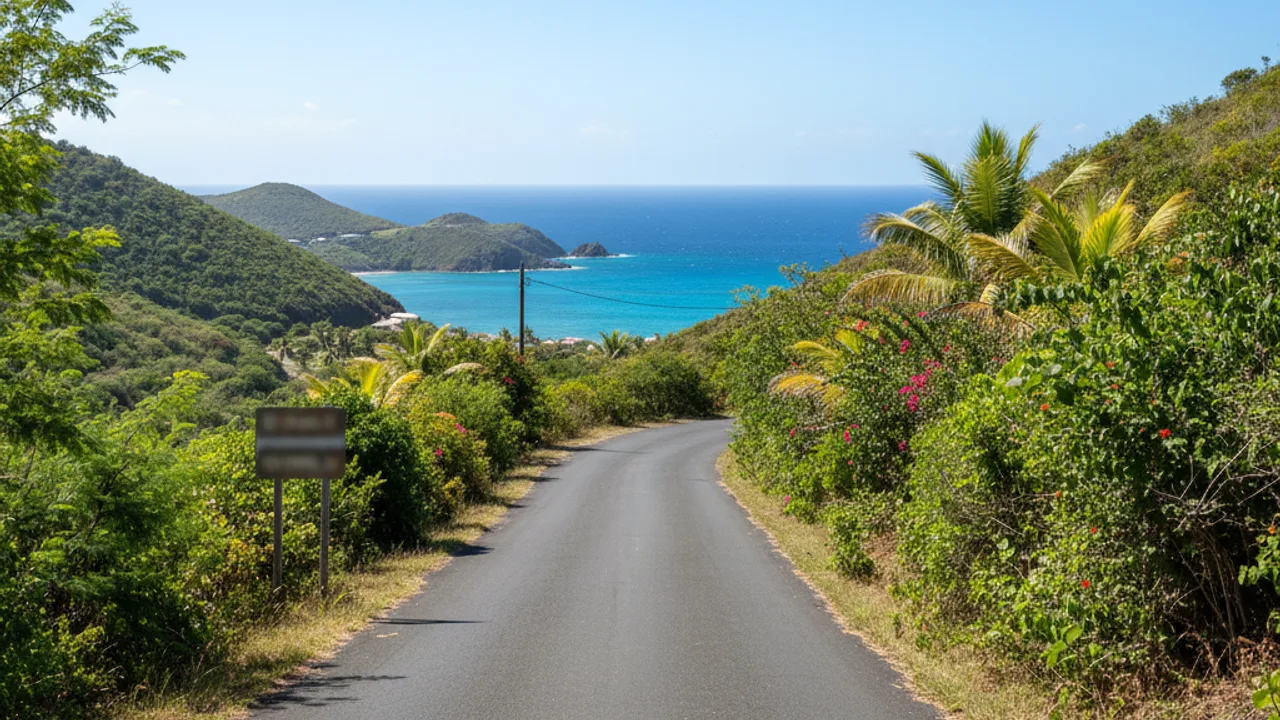 Route côtière déserte à Saint-Barthélemy