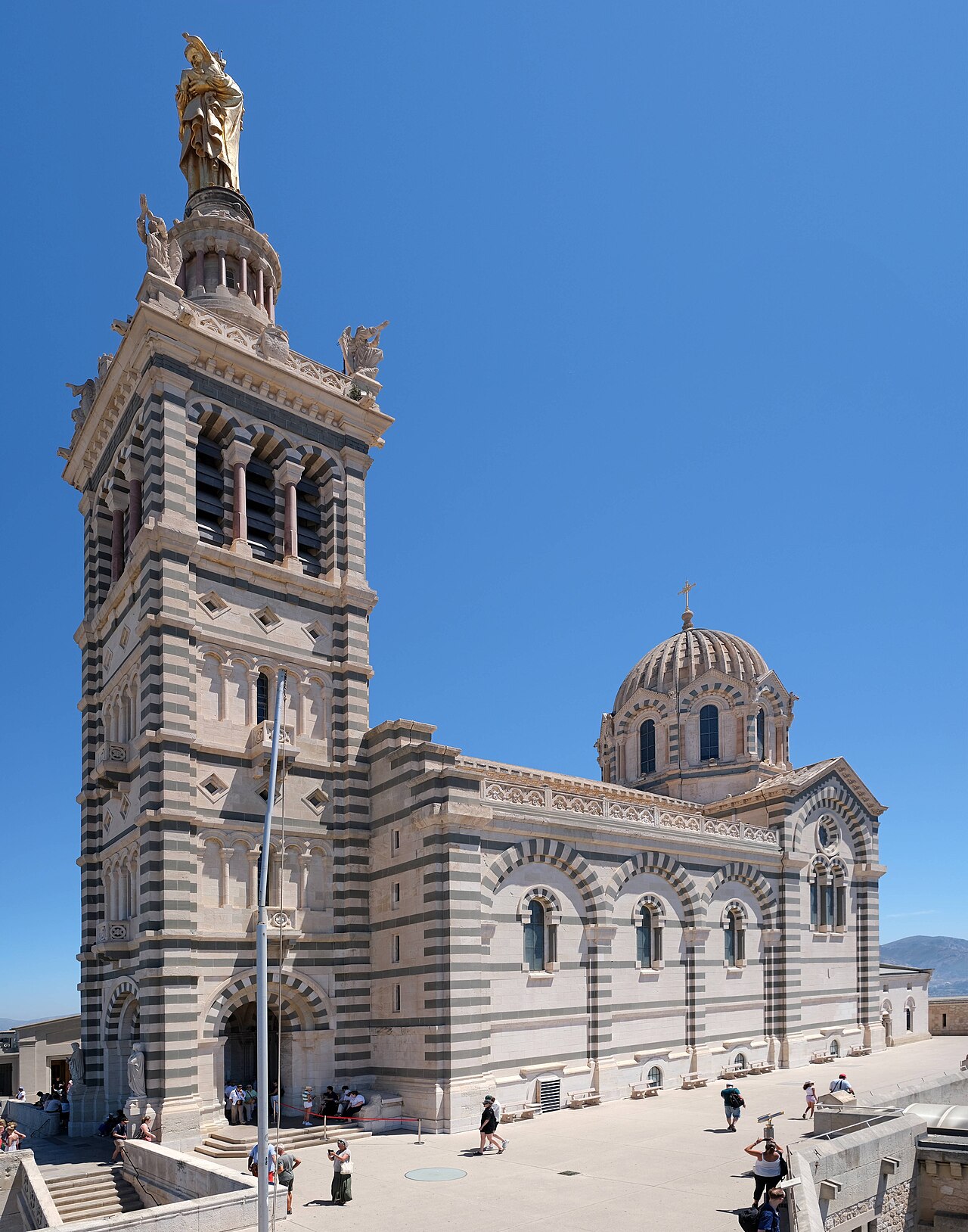 La basilique Notre-Dame-de-la-Garde dominant Marseille