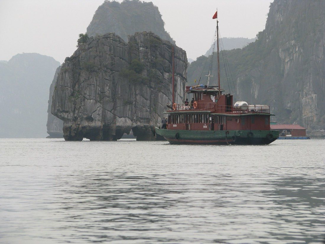 Panorama des pitons calcaires emergeant des eaux de la baie d'Ha Long au Vietnam