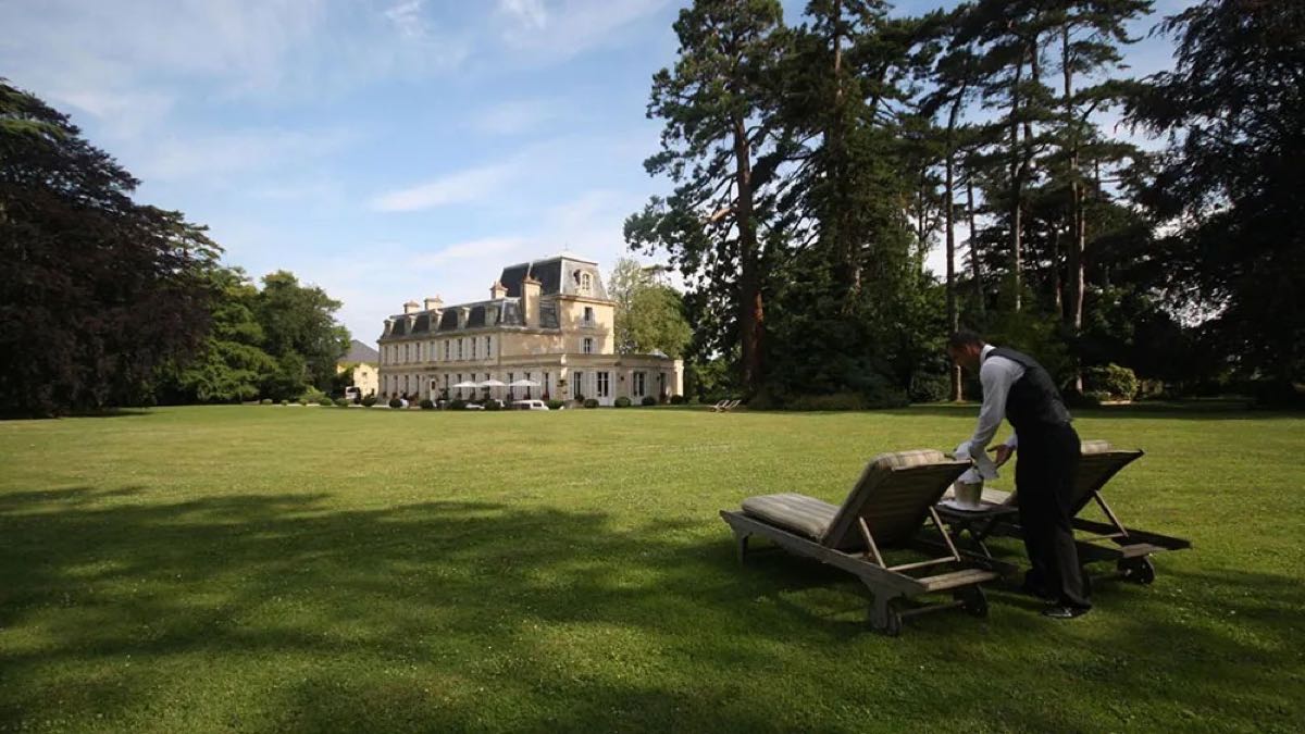 Façade du Château de La Chenevière, manoir du XVIIIe siècle en Normandie