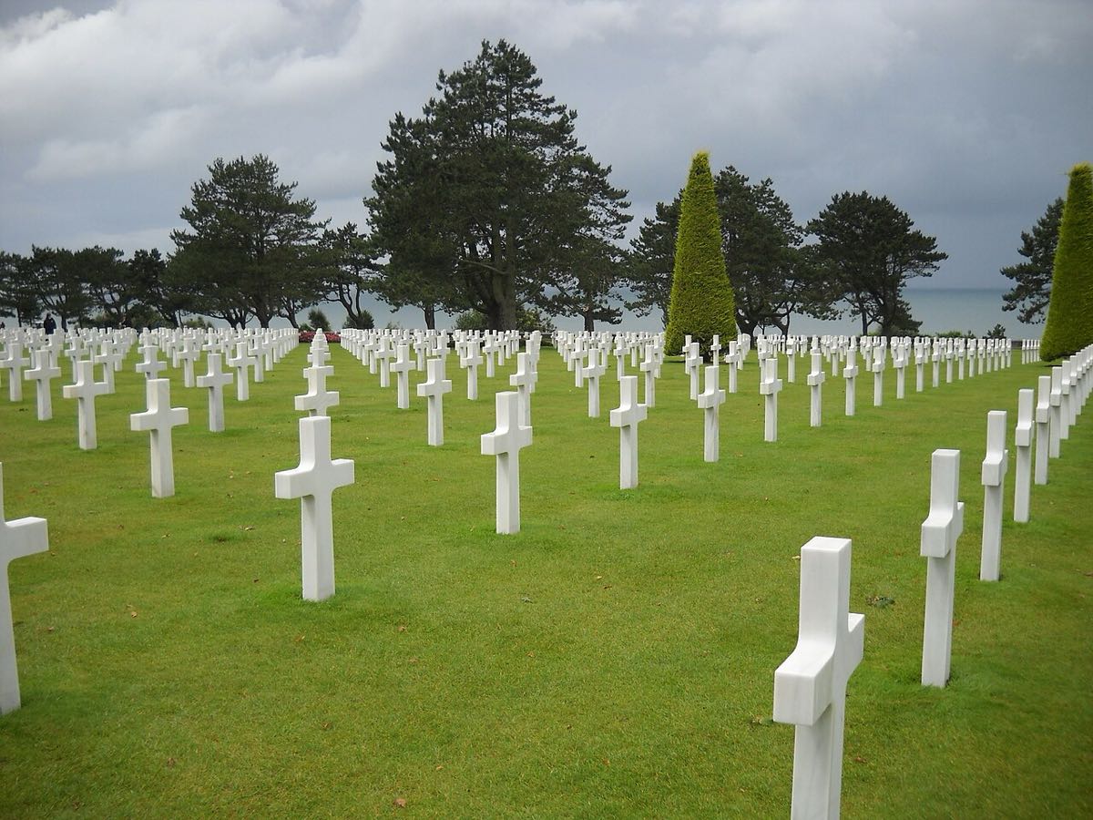 Tombes du cimetière américain de Colleville-sur-Mer surplombant Omaha Beach