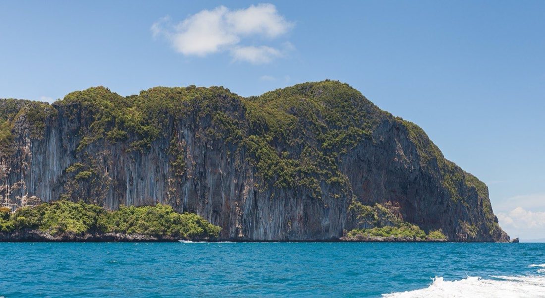 Vue plongeante sur les baies jumelles de Ko Phi Phi Don dans le sud de la Thailande