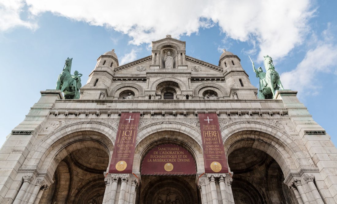 La basilique du Sacré-Coeur domine le quartier de Montmartre à Paris