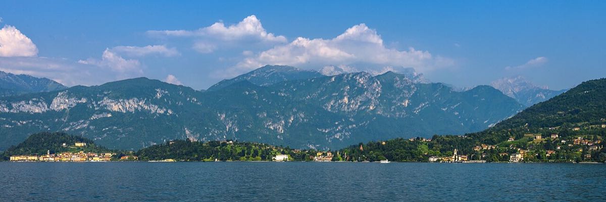 Vue panoramique de Bellagio depuis un ferry sur le lac de Côme